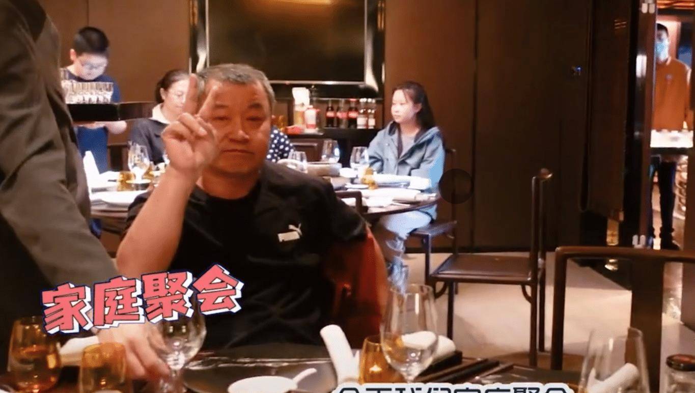 原创甜蜜陈赫当家人面上演摸头杀张子萱笑出褶子安安红包收不停