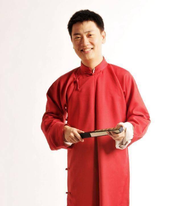 原来,九年前,当时的嘻哈包袱铺相声演员能能和陈涛演出相声《口吐莲花