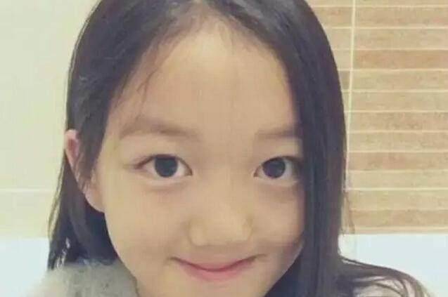都是唇腭裂,冯小刚女儿美如画,王菲女儿被赞有自信!_李嫣_父母_笑容