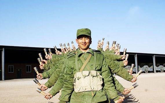 把手榴弹往头盔上敲一下再扔第一次看见以为皇军要自杀呢