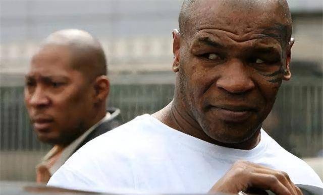 原创92年拳王泰森入狱搭讪中年女狱警趁天黑约会3年后提前出狱