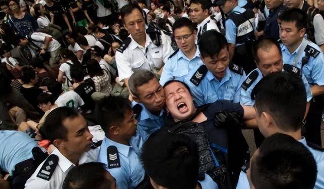 凶手依旧逍遥法外眼见如此规模的人力,物力的投入都无法破解案件,父母