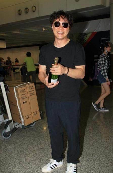 陈奕迅太太外出买叉烧穿成这样太浮夸了吧