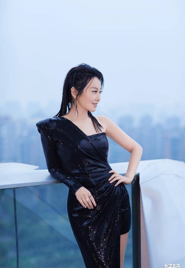 原创52岁闫妮身材曲线太惊艳一个方法甩肉30斤网友太实在