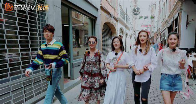 程丽莎被路人求婚,她的一个小动作引人热议,忍不住被圈粉了_谢娜_郭晓