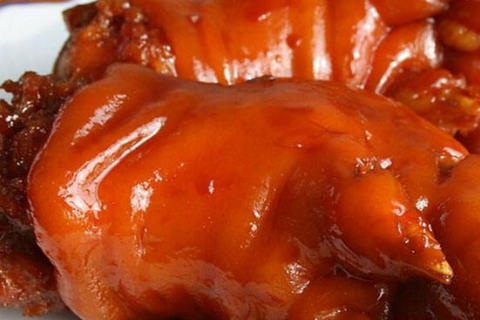 食材:猪蹄,啤酒,冰糖,八角,桂皮,香叶,香葱,生抽,老抽.