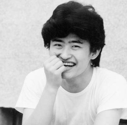 原创原创国宝级歌手刘欢与卢璐闪婚恩爱35年今为何走路靠拐杖