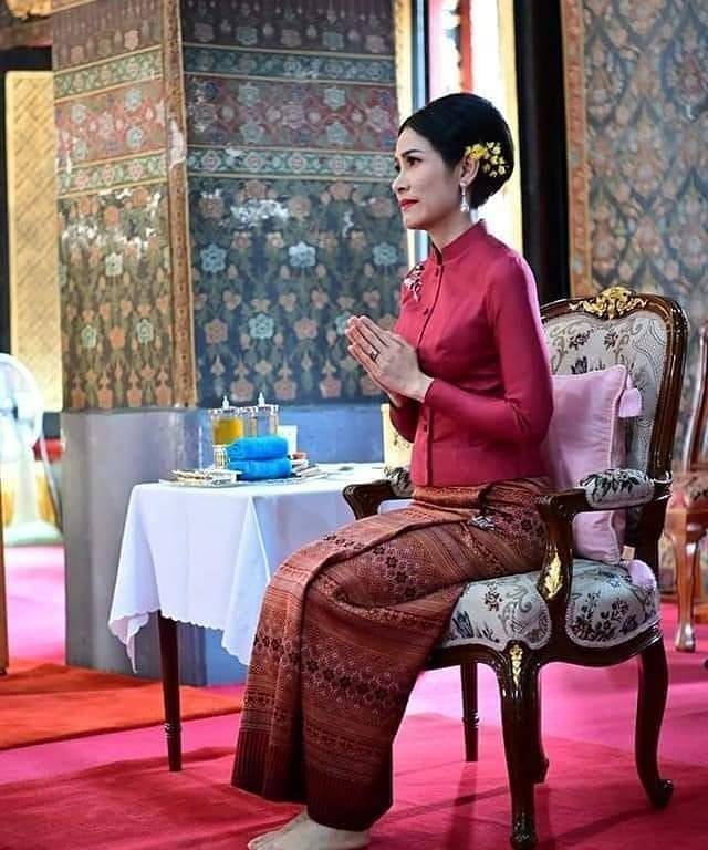 15岁提帮功王子瞪大眼睛偷瞄诗妮娜贵妃飘飘然西拉米得吃醋