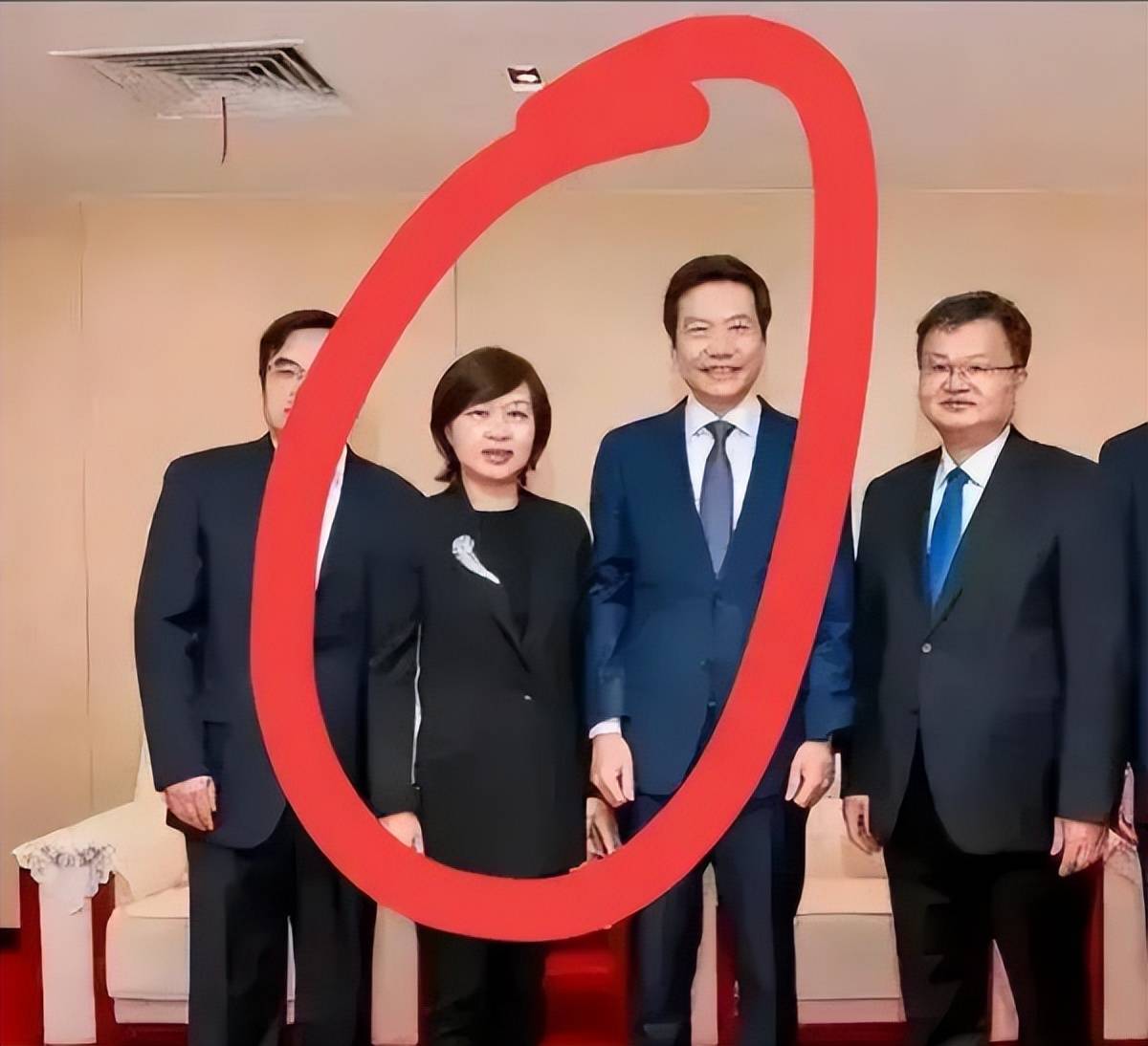 小米su7爆火后,雷军背后的女人也浮出水面_张彤_汽车_支持