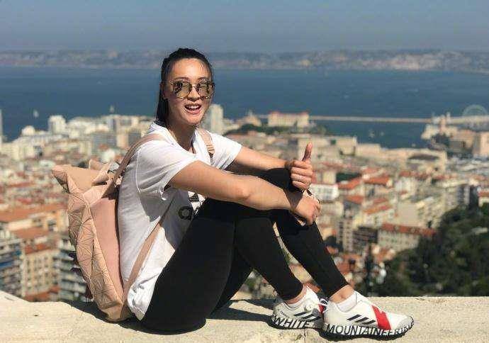 原创1米92的惠若琪穿牛仔套装很干练知性黄景瑜被衬得好矮小