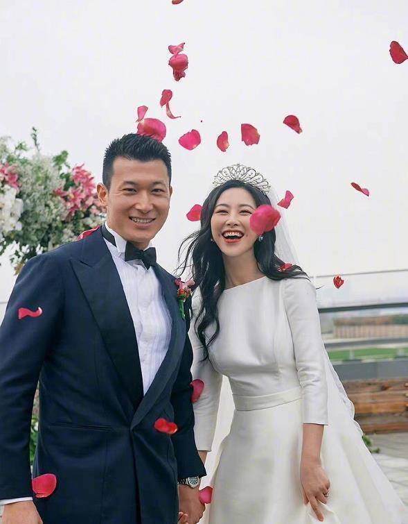 原创原创8次入选全球最美面孔朱珠被亿万富豪劈腿嫁给圈外人低调生女