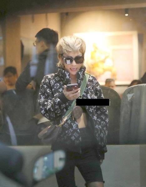 原创国光女神梁云菲新欢曝光长相斯文和金刚成反差二人当街暧昧互动