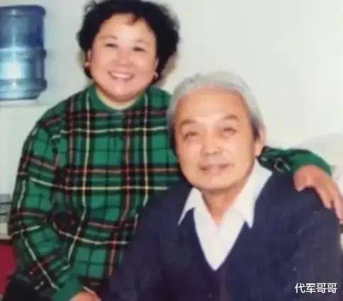 她不顾家人反对嫁给老师,照顾瘫痪丈夫十年,如今80岁还在拍戏_李明珠