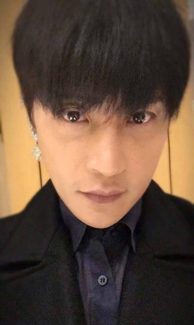 陈志朋妈妈两鬓已白戴粉红色可爱绒球帽似活宝果然得父母真传