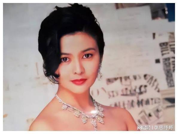 关之琳现身大理酒吧,跟随音乐摆动活力十足,61岁仍不显老!