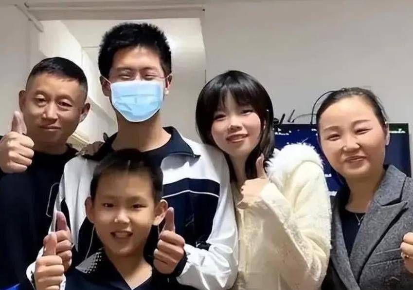 原创孙卓面临高考压力大孙海洋直播透露教育方式曾借钱带孙悦游玩