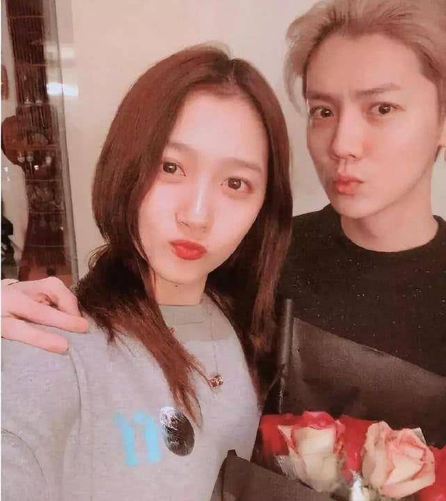 原创鹿晗粉丝辱说关父关晓彤高调晒情侣装疑似回应霸气回怼身边很多