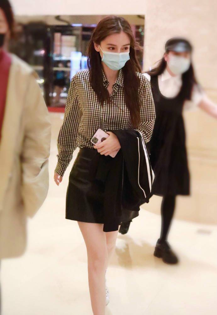 原创angelababy赶时髦格子衬衫a字裙都当妈了咋穿得还像高中妹