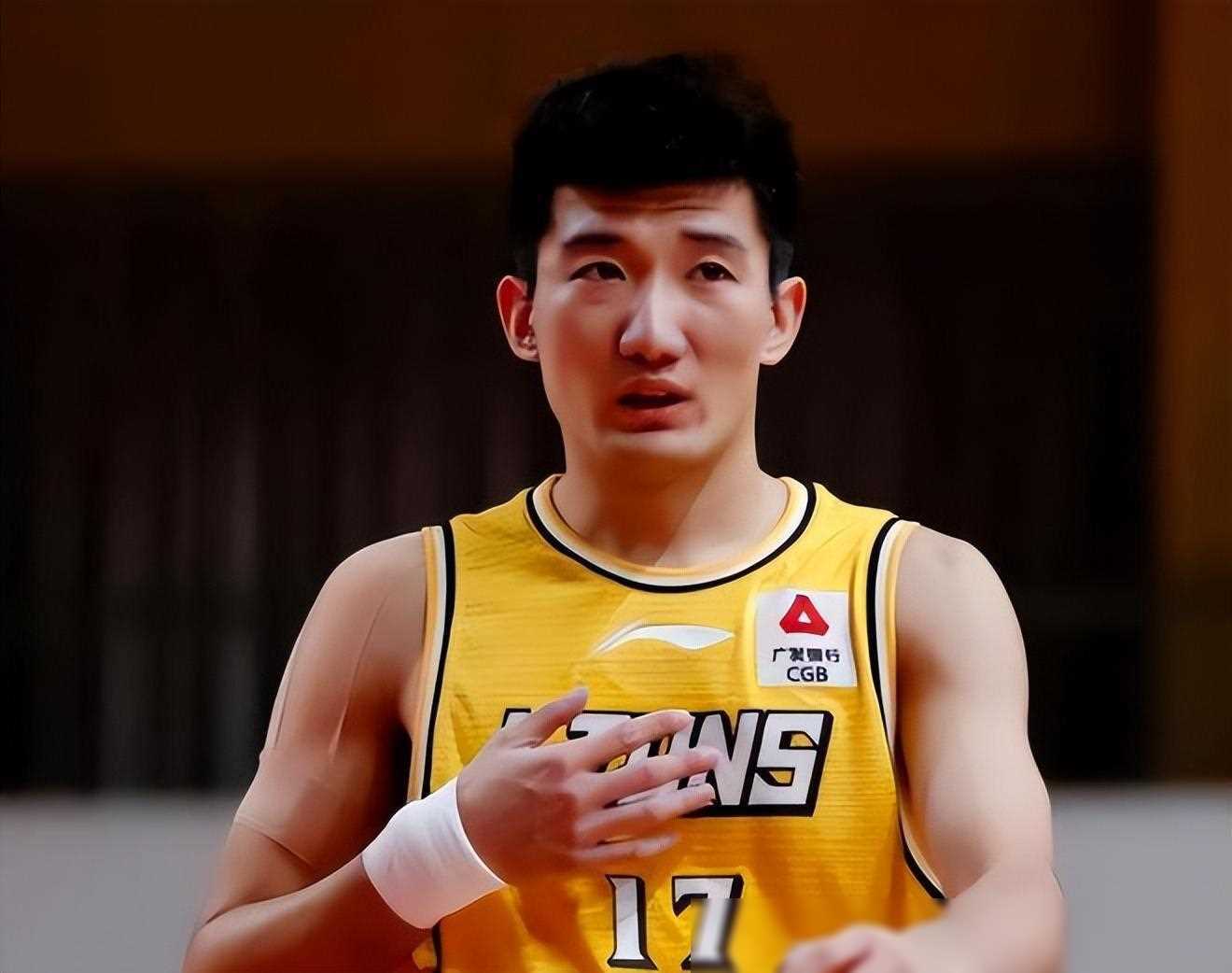 在小前锋位置上,新疆男篮的齐麟展现出了出色的综合能力.