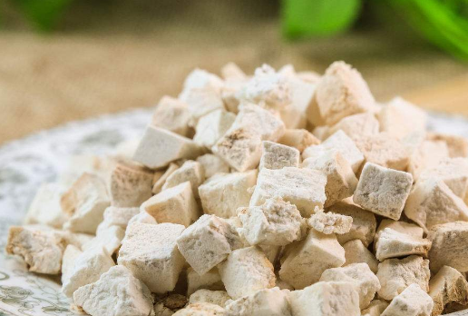 葛根葛根它所富含的泰葛根素能模拟雌激素有效刺激乳腺以及腺泡,调理