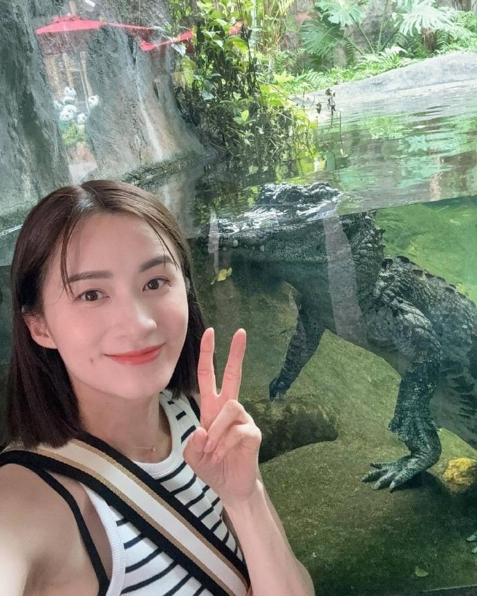 tvb最美女配角沈卓盈携富商老公和儿子游海洋公园玩得不亦乐乎