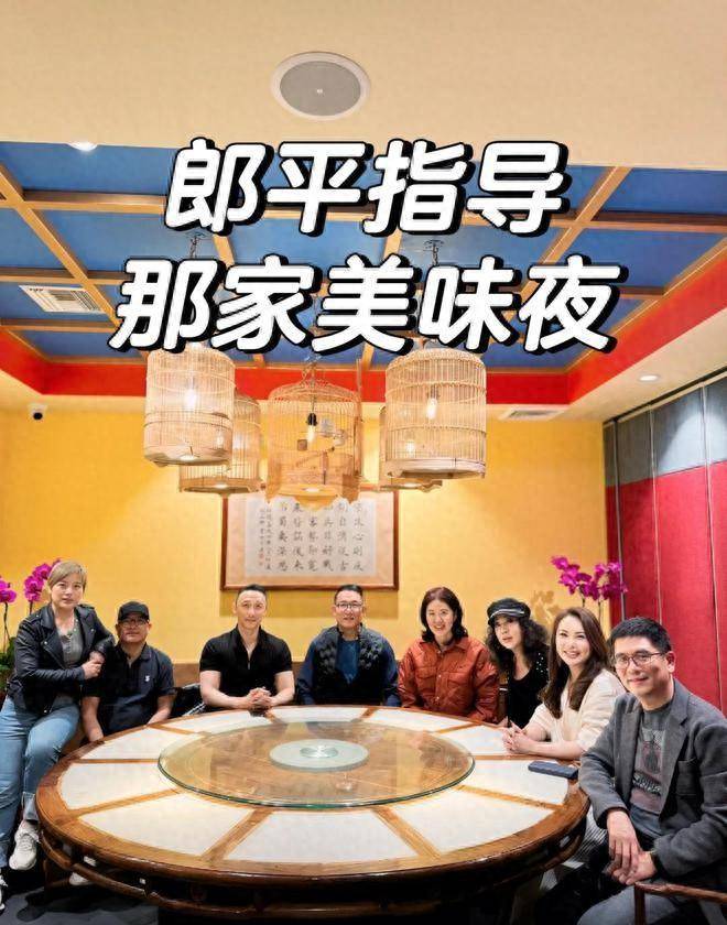 郎平夫妇和友人聚餐,63岁郎平染红发变美,和老公定居国外住别墅_生活_