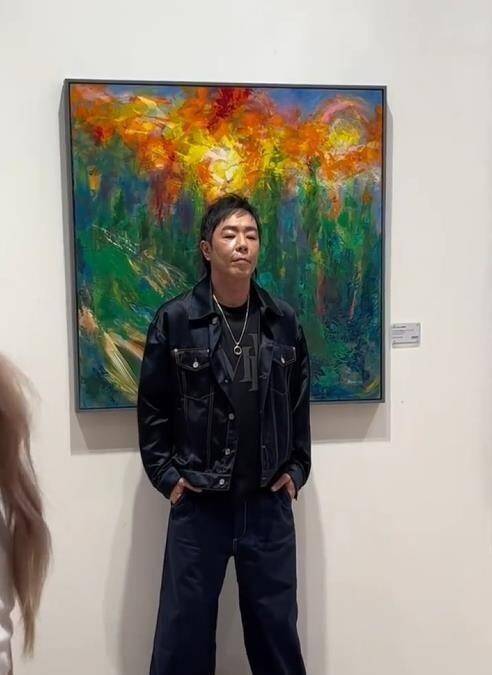 原创朱茵母女支持黄贯中画展52岁朱茵打扮时髦12岁女儿越来越漂亮