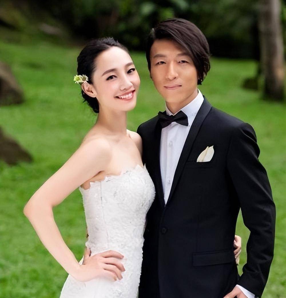 作为一位知名的女演员和已经经历过婚姻的公众人物,白百何自然明白