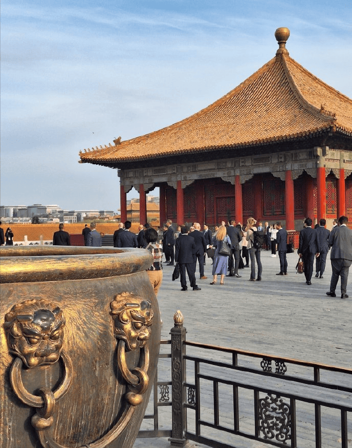 77岁耶伦去参观故宫了!老太太背不驼腰不弯,一身蓝黑配很年轻