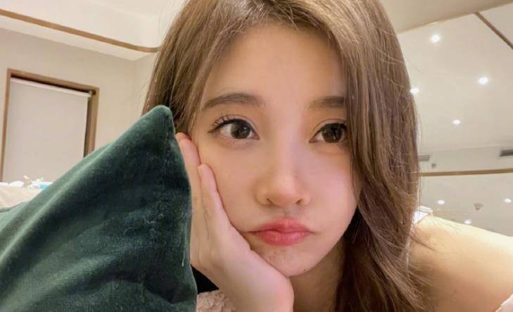 原创原创冯提莫cos的可莉银色双马尾加上精灵耳整个人灵动可爱