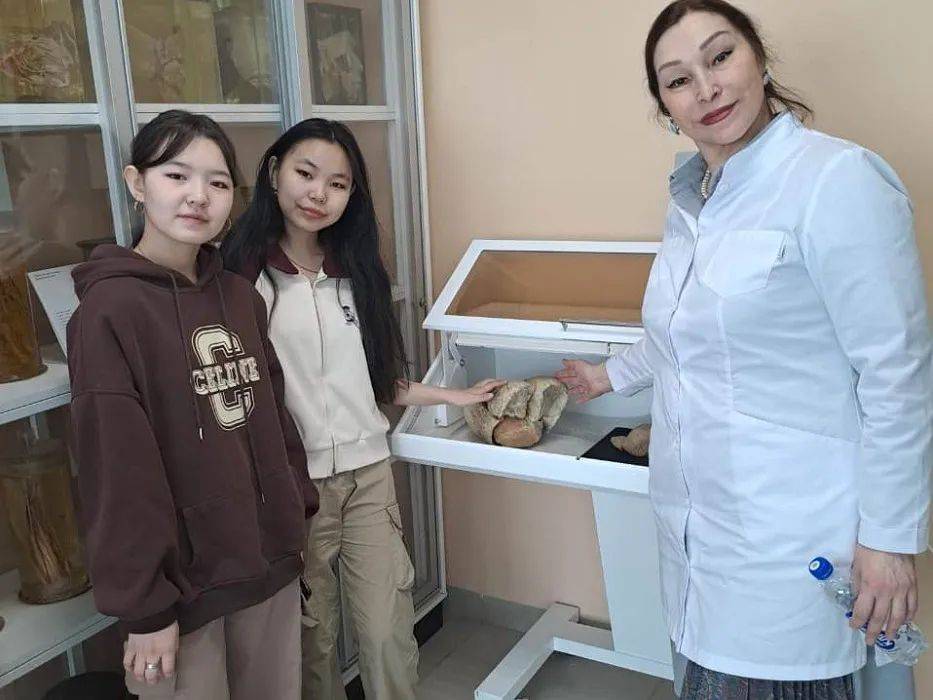 通过博物馆走进大学雅库特的中学生们开始了解太平洋医科大学