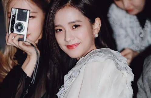 车窗女神金智秀凭5秒镜头登上5国热搜后靠才华实力圈粉2400万