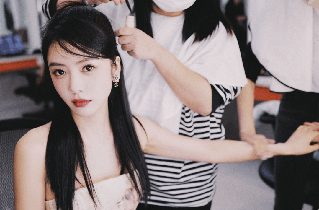 原创蔡文静的衣服四个季度全都穿上了这算是新潮流吗