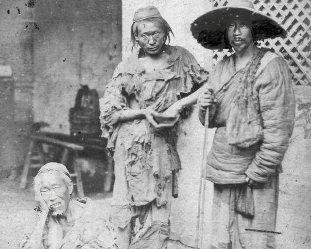 原创同治年间俩乞丐街头耍人面蛇真相让人胆寒此非蛇而是人