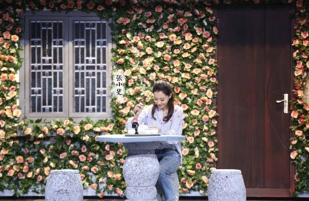 原创相亲女王张小斐穿牛仔裤勒出筷子腿身材好哪像34岁