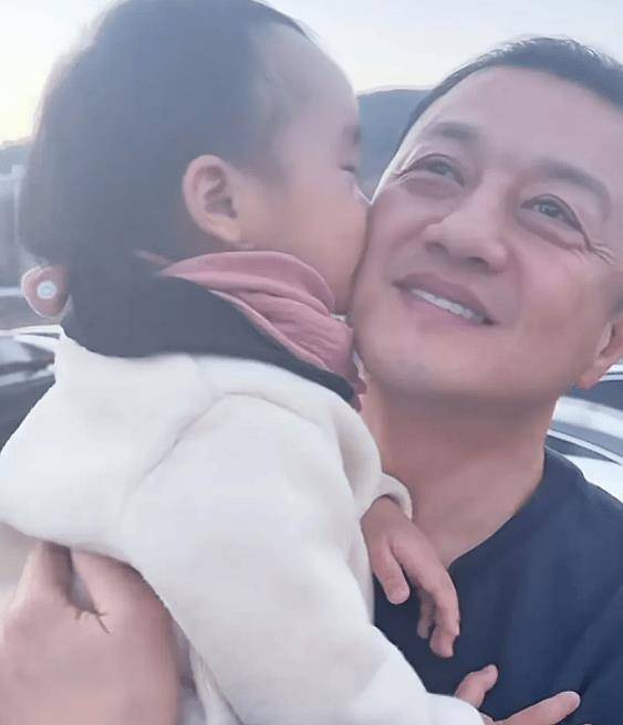 原创原创海哈金喜带孩子找爸爸2岁夏夏帮李亚鹏系鞋带父女团聚好幸福