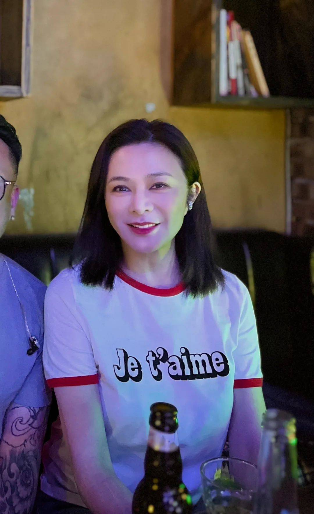 61岁关之琳大理酒吧纵情热舞同桌男士疑似新欢曾被曝私