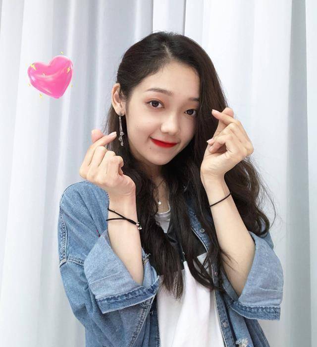 陈卓璇"璇言璇语"出圈,黑红体质成功逆袭,反超希林娜依高_张艺凡_热度