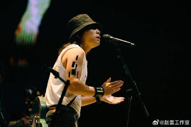 赵雷2024济南巡演火爆开唱,票务质疑引经纪人回应