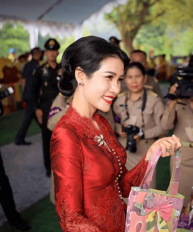 15岁提帮功王子瞪大眼睛偷瞄诗妮娜贵妃飘飘然西拉米得吃醋