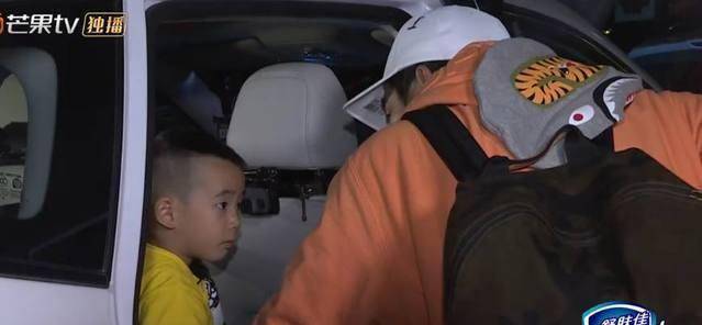 陈小春去借宿进门前却和jasper谈了很久讲礼貌的人超可爱