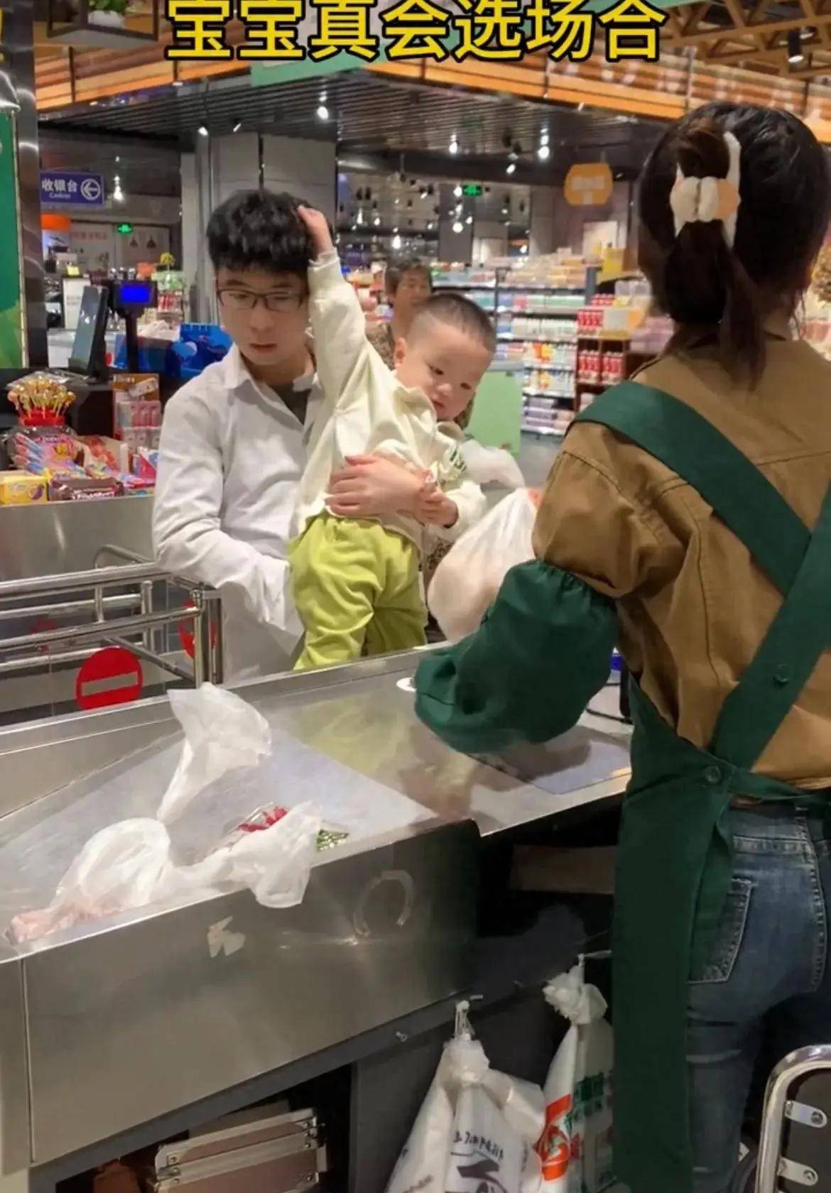 帅气爸爸逛完超市结账被宝宝一把扯下假发原形毕露瞬间尴尬了