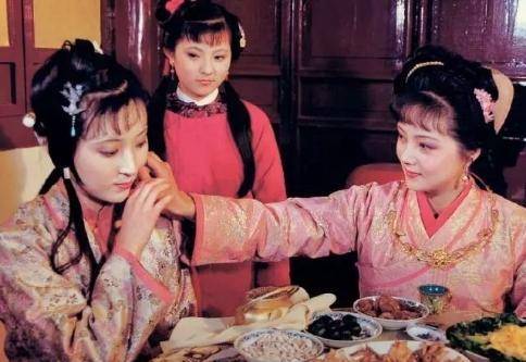 薛宝钗用一首诗自诩高雅,不想却被贾宝玉讥讽:不怕羞臊_松柏_松塔