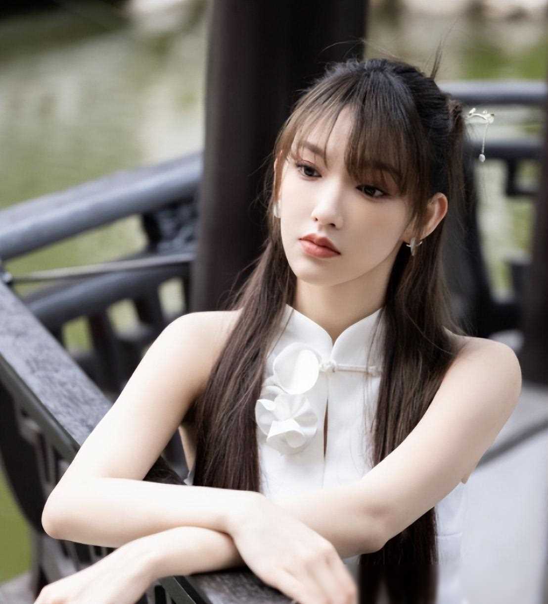 原创程潇因丰满上围被赞奶潇碾压疯马秀lisa