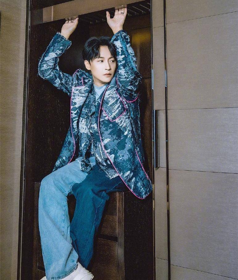 陈志朋瘦没了油腻感留寸头穿牛仔外套好帅不像是50岁的大叔