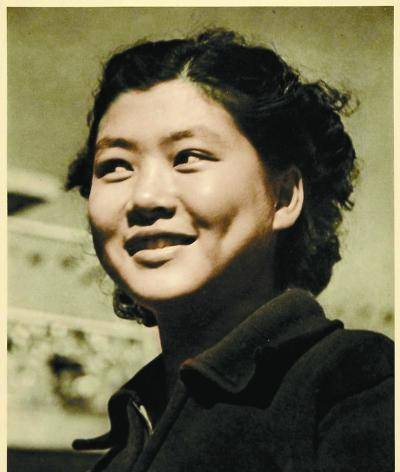 她在1933年成为游泳冠军却受到歧视遭到流言蜚语的攻击