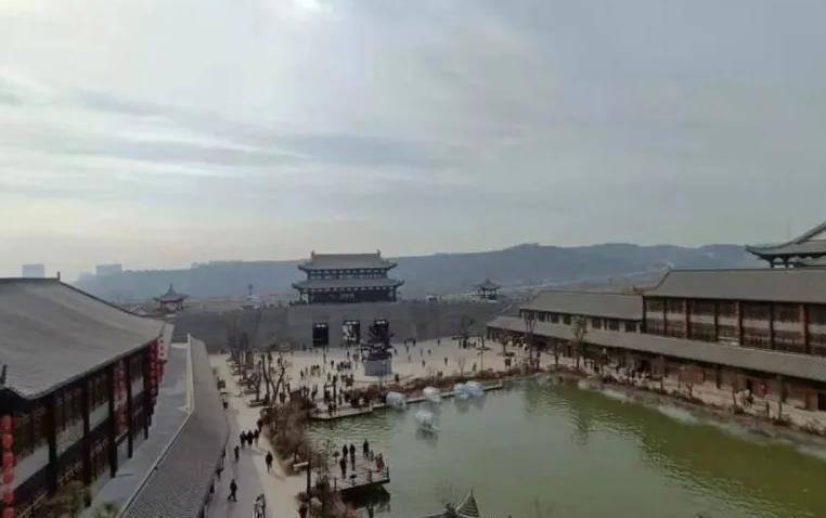 龙凤山古镇地处于河南省伊川县城西北约3公里处,它是一座占地面积5000