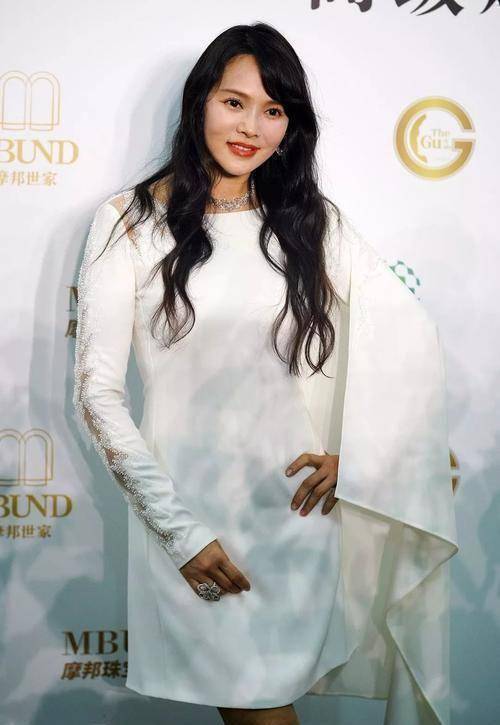 原创伊能静出席活动捞金穿小白裙装清纯看这脸想嫩也嫩不了啊