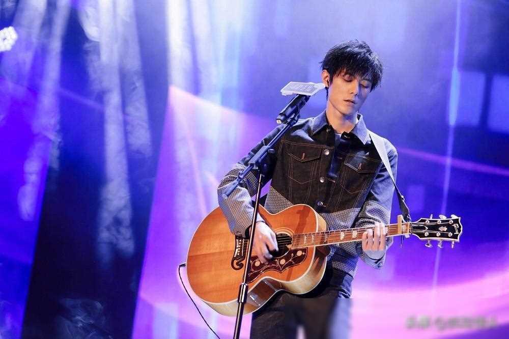 在演艺事业逐渐起色之时,张超却陷入了与前女友赵格格的分手风波,被