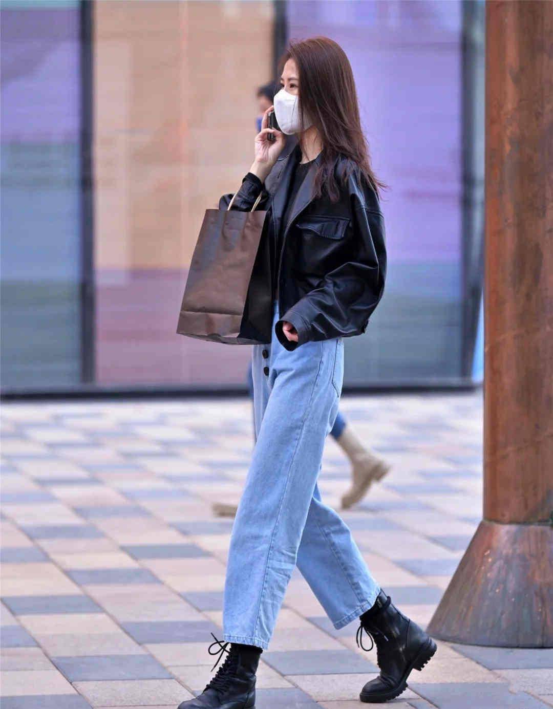 牛仔裤怎么穿回头率更高北京街拍女孩给你示范时髦又耐看